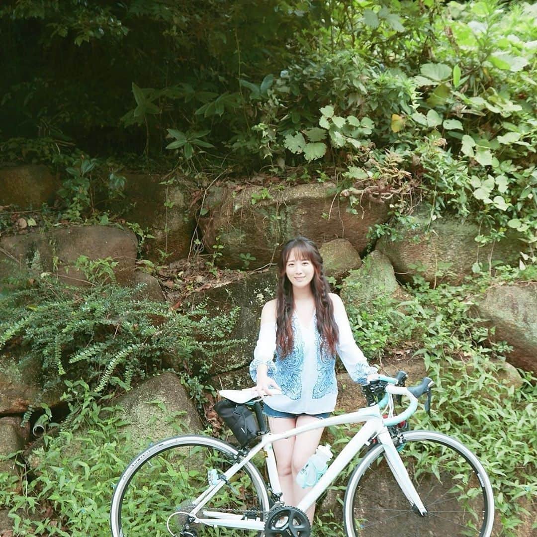 のインスタグラム：「＊ @bianchijapan  @bianchibicycles  ＊ #ロードバイク  #ロードバイク女子  #ロードバイク初心者  #ポタリング  #ゆるポタ #ビアンキ  #ミニベロ  #日本 #ビール女子  #ロングヘア  #ヘアアレンジ  #ヘアスタイル  #撮影  #自転車 #自転車女子 #笑顔 #和服  #ゆるふわアレンジ  #スポーツウェア #スポーツ女子 #bianchibikes  #bicycles  #bianchi  #birdy  #bike  #trek  #cycling  #cyclist ⠀ #smile #Japanesegirl」