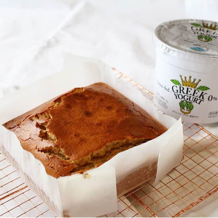 athena_greek_yogurtのインスタグラム：「美味しそう🐮💛🤎  アテナギリシャヨーグルトを使ったオイルケーキ。 Photo by @chita0115   #athenagreekyogurt  #baking  #healthyfood」