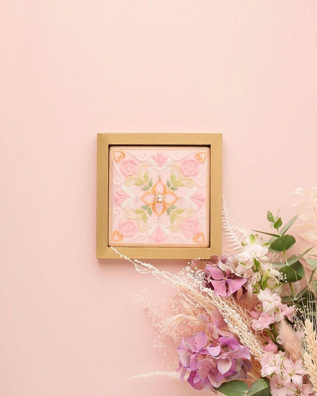 KUNIKAのインスタグラム：「Flower Garden Cookie Tile -Sunset Pink-﻿ ﻿ ようやく形になったのが嬉しくて、早く皆さまにお届けしたくて、突然の発売になってしまいました...!﻿ 今後、タイルを実際に使用した写真なども撮っていけたらと思っております🌸﻿ ﻿ 発売は9月4日(金)21:00〜オンラインショップに入荷します。﻿ ▶︎https://kunika.theshop.jp﻿ ﻿ ※オンラインショップには9月3日に商品をupいたします。﻿ ※フレームは別売りになります。﻿ ﻿ ❃Special thanks❃﻿ Flower artist : YUKI @plus_flower_2020 ﻿ ﻿ #artofkunika」
