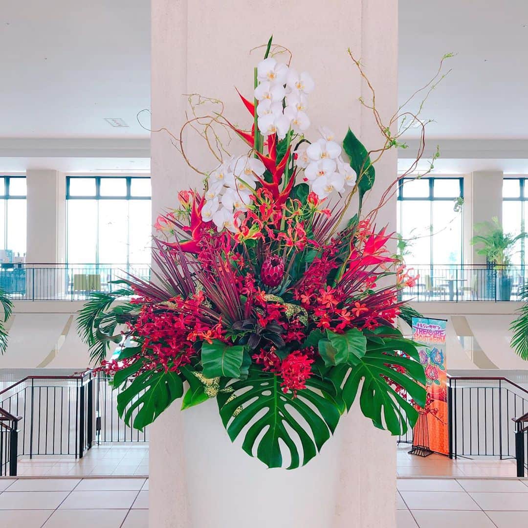 サザンビーチホテル＆リゾート沖縄さんのインスタグラム写真 - (サザンビーチホテル＆リゾート沖縄Instagram)「💐今週のロビーのお花💐  胡蝶蘭、ヘルコニア、 モカラ、ドラセナレインボー。  2階ロビーの真ん中にあり、 人気のフォトスポットです😊📷  そして今日のニュースは、 プールサイドを歩いていたら、 タコノキの実がまるごと落ちていましたのでお見せします🌴。  . . . #サザンビーチホテル #サザンビーチリゾート沖縄 #糸満贅沢リゾート #沖縄 #沖縄旅行 #糸満  #南国リゾート #沖縄好きな人と繋がりたい #花  #southernbeachhotel #luxury #okinawa #okinawatrip  #itoman #loves_okinawa #okinawalife #flower  #photooftheday  #서던비치호텔 #서던비치리조트오키나와 #사치 #오키나와 #오키나와여행 #리조트 #꽃」9月3日 15時27分 - southernbeachokinawa