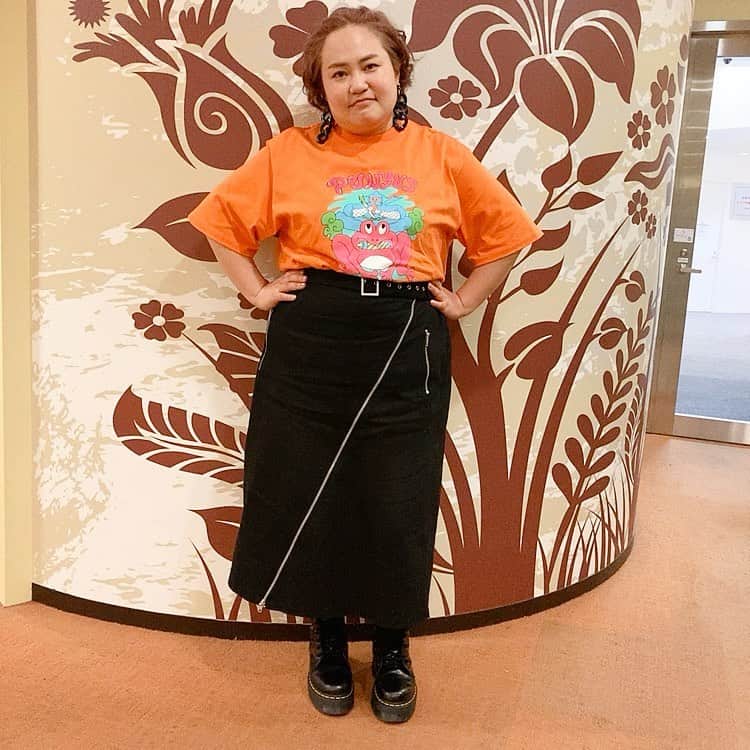 おかずクラブのインスタグラム：「#恋する週末ホームステイ  先日OAの#恋ステ 衣裳です👚👗👠 オレンジ×黒で強めなカラーリング&スカートもファスナーデザインがあり強めな印象だったので、アクセも黒チェーンで強めに！ でも、Tシャツのプリントはポップに！ 恋ステは座りだし上半身が多く映るので、トップスはいつもわりとポップな感じが多いです！ 服はどんどんサイズダウンしてて、かなり痩せて来てるのですが、ゆいPさんは顔周りの骨格的に、顔に出にくいので、痩せる前からですが、大振りのイヤリングで顔まわりのバランス取る事が多いです！  Tシャツ&スカート👉🏻PUNYUS @punyus  その他スタイリスト私物  Styled by @ayumiii_2019   #恋ステ #恋する週末ホームステイ  #おかずクラブ #ゆいP #okazugram」