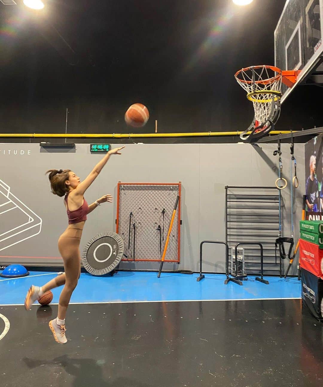 キンバリー・アン・ウォーテマス・ティアムシリのインスタグラム：「Shoot! กีฬากีฬาเป็นยาวิเศษ 🏀 caption by @mark_prin  #onrunningthailand」