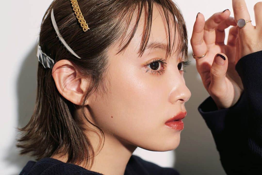 のインスタグラム：「・　　 my work  ・　 ・﻿ 引き続き﻿ mina 10月号☺︎ ﻿ ・　﻿ ・﻿ 深みあるグリーンで下まつげにたっぷりマスカラ👀　 ↓ ﻿ @mimc_natural  　﻿ アイライン　@addictionbeauty_official ﻿ リップ　@celvoke.jp ﻿ ・　﻿ ・　　﻿  ・ #hairmake#make#mina#cosmetics#マスカラ#秋メイク#きべメイク#きべヘアー#🍡」