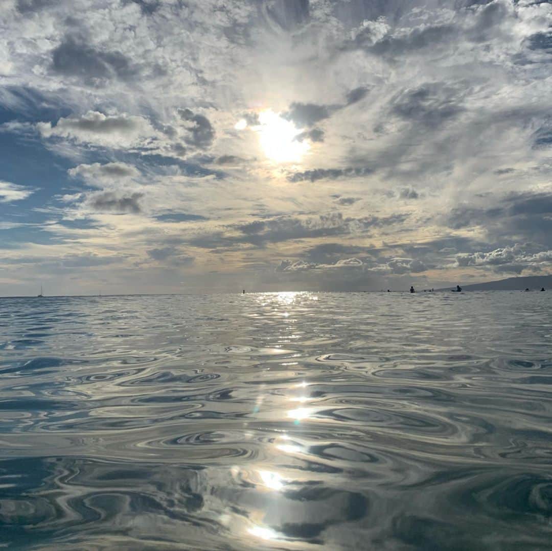 飯島寛子さんのインスタグラム写真 - (飯島寛子Instagram)「サンセット海水浴＆ユルジョグ とうとう昔トライアスロンをかじっていた時のように靴下を履かずにスニーカー履いちゃった。 #海水浴　#ゆるジョグ　#ワイキキビーチ　#ハワイ暮らし　#ハワイライフ」9月3日 15時36分 - hirokoiijima