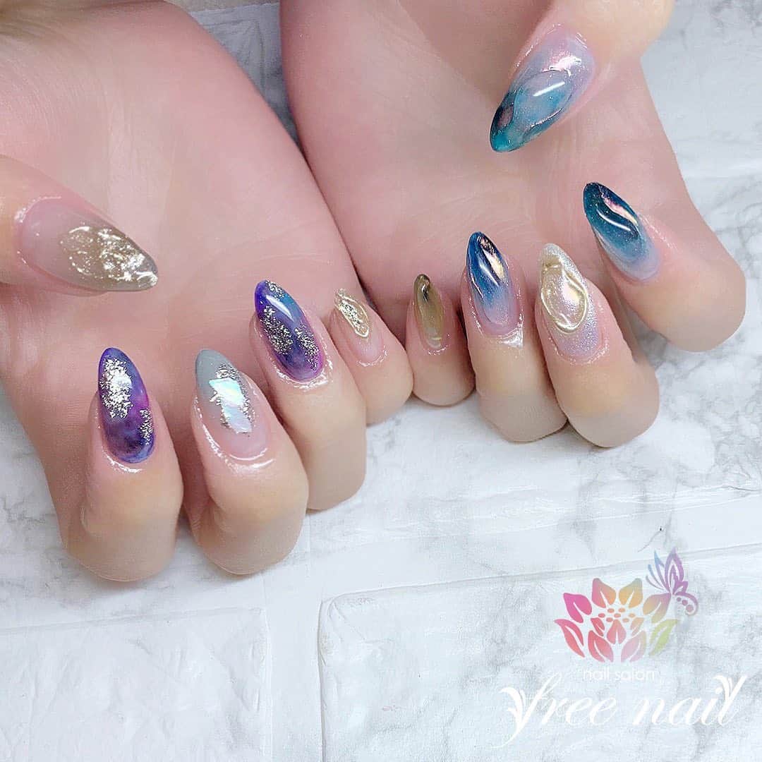 free nail フリーネイルのインスタグラム：「. お客様ネイル💅🏻🌙 . アシンメトリーネイル🎭 . キレイなロング💙💜 . ご来店ありがとうございました🙇🏻‍♀️🙇🏻‍♀️🙇🏻‍♀️💗 . #ネイルアート #ジェルネイル #ネイルサロン #大阪ネイルサロン #ネイルデザイン #ネイルチェンジ #アシメネイル #アシンメトリーネイル #ニュアンスネイル #キラキラネイル #ブルーネイル #パープルネイル #デザインネイル #トレンドネイル #おしゃれネイル #大人ネイル #ロングネイル #秋ネイル #autumnnails #nailsart #nailsdid #美甲 #日式美甲 #日式美甲胶 #日本美甲师 #日本美甲老师 #美甲上课 #日本胶 #フリーネイル #freenail」