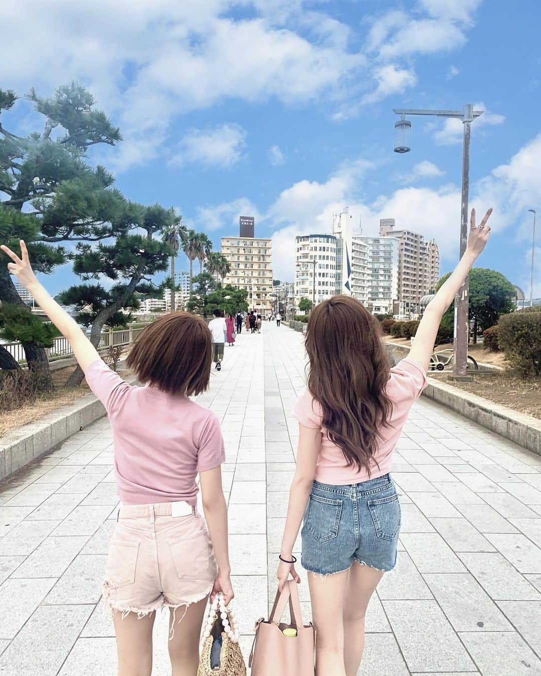 志田友美（ゆうみん）のインスタグラム：「タラバガニと言われ早11年。 家族より共に過ごした期間早12年。 ㅤㅤㅤㅤㅤㅤㅤㅤㅤㅤㅤㅤㅤ #江ノ島 #summer2020 #japanesegirl  #ズッ友」