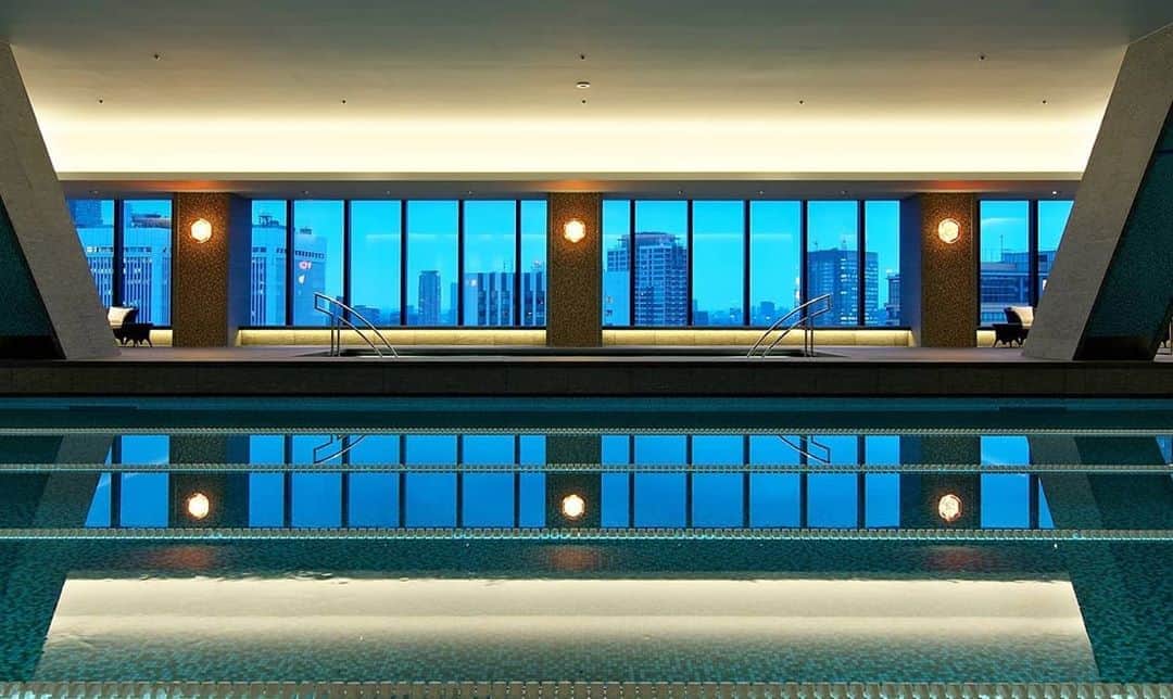 Luxury Card Japanさんのインスタグラム写真 - (Luxury Card JapanInstagram)「﻿皆様こんにちは！ ホテルのプールで泳ぐ時間はとてもいいリフレッシュになり気持ちいいですよね✨  The Okura Tokyoでは、27階にある25m×5レーンのプールで開放的なスイミングを堪能できます🏊﻿ ﻿ 皆さまのおすすめプールをコメントで教えて下さい！😊﻿ ﻿ ﻿ ﻿ラグジュアリーカード公式Twitterでは、2020年9月10日までThe Okura Tokyoとの合同キャンペーンを開催しています。皆さまのご応募をお待ちしております🙌  #TheOkuraTokyo #オークラ #ホテル #LeadingHotelsOfTheWorld #Okura #私のラグジュアリー #国内ホテル #ホテルプール #ホテル時間 #ホテルプール #室内プール #高層階プール #東京プール」9月3日 15時37分 - luxurycardjapan