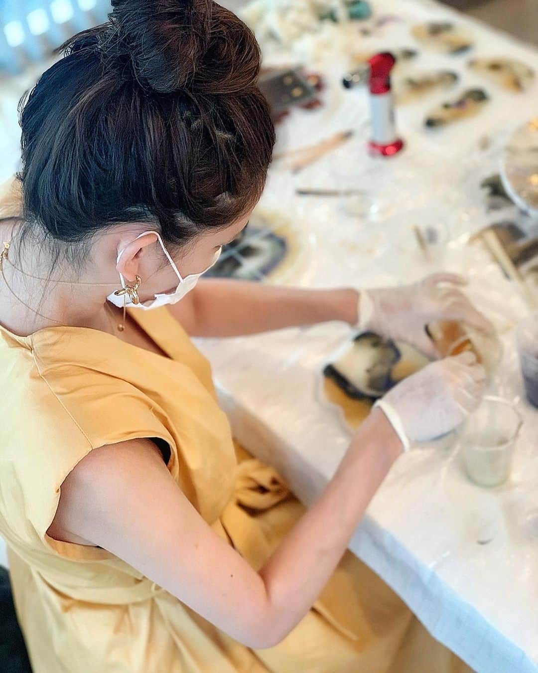 のインスタグラム：「自宅をアトリエにして  (ぷーちゃんの毛が入ってもそれもアートということで😝)  Resin 🖼 painting ✨  ただいま２日目で明日完成予定です😉 サイドテーブルにresinで模様をつけたり、コースターを作ったり🥰  友達と楽しくやってます✨  彼女自身とっても元気いっぱいで可愛い子なので、 スカッとしたブルーの波の海が彼女の性格のように  素敵な作品🌊なので 是非気になる方は、見てみてください✨ オーダーも出来ますよ🥰  彼女のアトリエでは、今床に波resinを作るのに取り掛かっていて、私も完成が楽しみです❤️  @umi.resin  @umi.artist   私はお花を入れたり、金箔を入れたり、 ゴールドやベージュのデザイン✨  2枚目の写真にうつっているのは、わたくしの作品です😛  #resinart #resin #resinpainting  #レジン　#レジンアート　#レジンペイント #レジンペインティング」