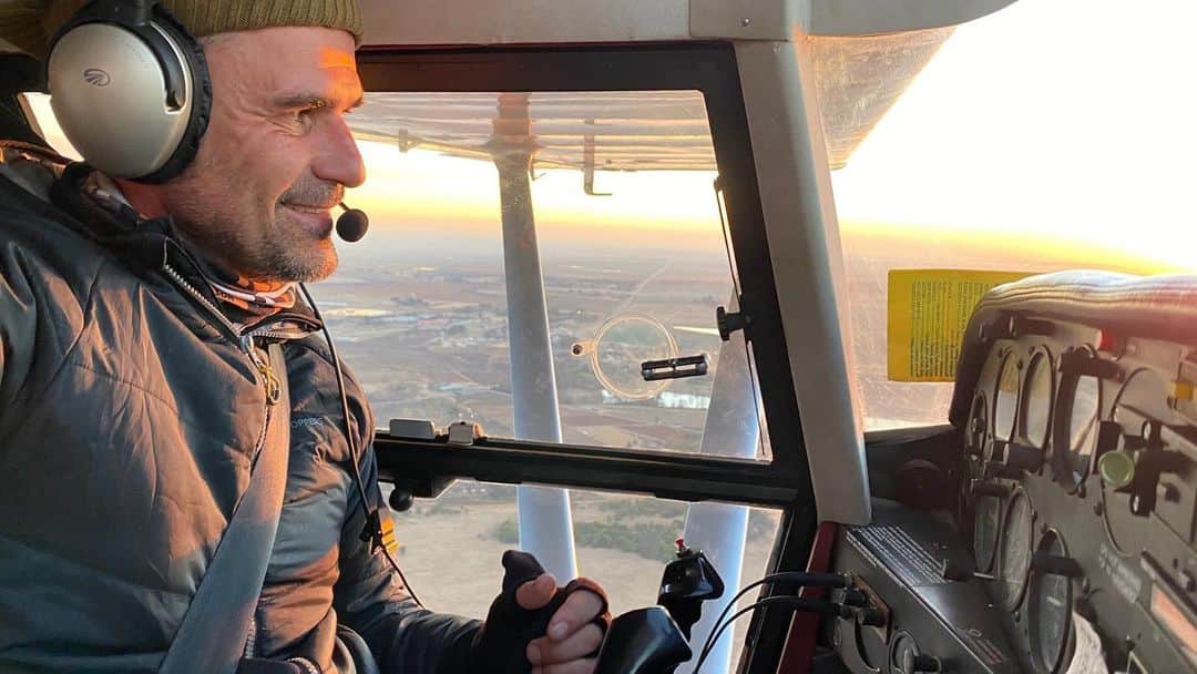 Kevin Richardson LionWhisperer さんのインスタグラム写真 - (Kevin Richardson LionWhisperer Instagram)「Believe it or not there are many similarities between working with wild animals and flying aeroplanes. For one, not every person who learns to fly is going to develop, or have the skills to perform aerobatics or even fly professionally, just as not everyone who befriends a wild animal is guaranteed the ability to work with that animal on an ongoing basis. An aeroplane can be safe in the hands of someone who is experienced, skilled and competent, but is an extremely dangerous weapon in the hands of someone who is not. The same goes for a wild animal. Disrespect an aeroplane and it’ll eventually bite you. Misjudge or misread a wild animal, and it’ll do the same. Fly an aeroplane when the conditions are not right, or try make a landing beyond your skills set - the likelihood is that you are looking for trouble and will find it. Interact with an animal when it’s not in the mood, or engage it in a way beyond your experience, and the chances are, you’ll land yourself in hot water. Over 100 deaths are reported each year due to horse-riding related injuries. 80,000 hospitalizations occur in the USA alone. The majority of the riders report that the injury was preventable and due to handling error. Mistakes are made by experienced riders, they happen more easily for unexperienced riders, Everything we do in life is fraught with risk. No one was ever promised a “safe” life, despite the fact that we are living in the safest times ever as a bipedal species. We all have some tolerance for risk considering that we willingly climb into cars and other motor vehicle transport daily. Each person has their own line in the sand when it comes to risk, and negotiates their lives accordingly. #foodforthought #sorryforthelongpost」9月3日 15時41分 - lionwhisperersa