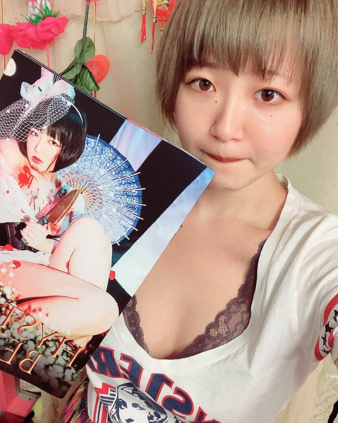 いおりのインスタグラム：「改めてクラウドファンディング協力してくれた人と応援してくれた人に感謝致します。  まだお見せ出来ていないクラファン参加者様にやっと見て頂ける機会がやってきました🙏🙏🙏 長らくお待たせしてしまいすみません。 集大成を見て頂けたらと思います。 ありがとうございました。  #ヒステリックベティ」