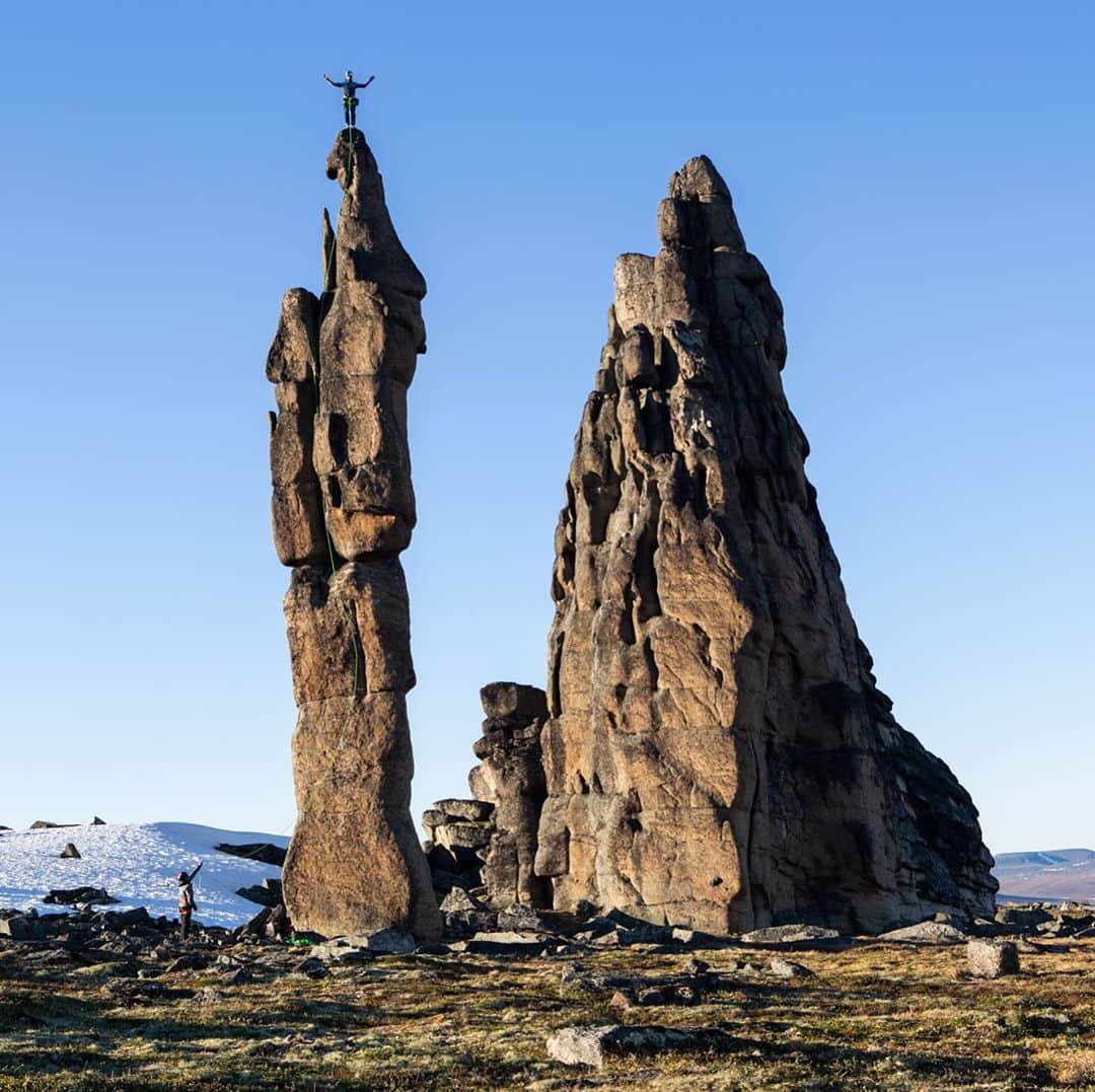 アンナ・シュテールのインスタグラム：「In 2018 @kilifish went on the adventure of his lifetime. The trip took him to Siberia to climb untouched granite towers with his friends @robert.leistner & @galyaterenteva. At the time I had an injured back and carrying a 30kg backpack for 3 days did not sound appealing. Check out what kind of adventure I missed out on the link in my bio.」