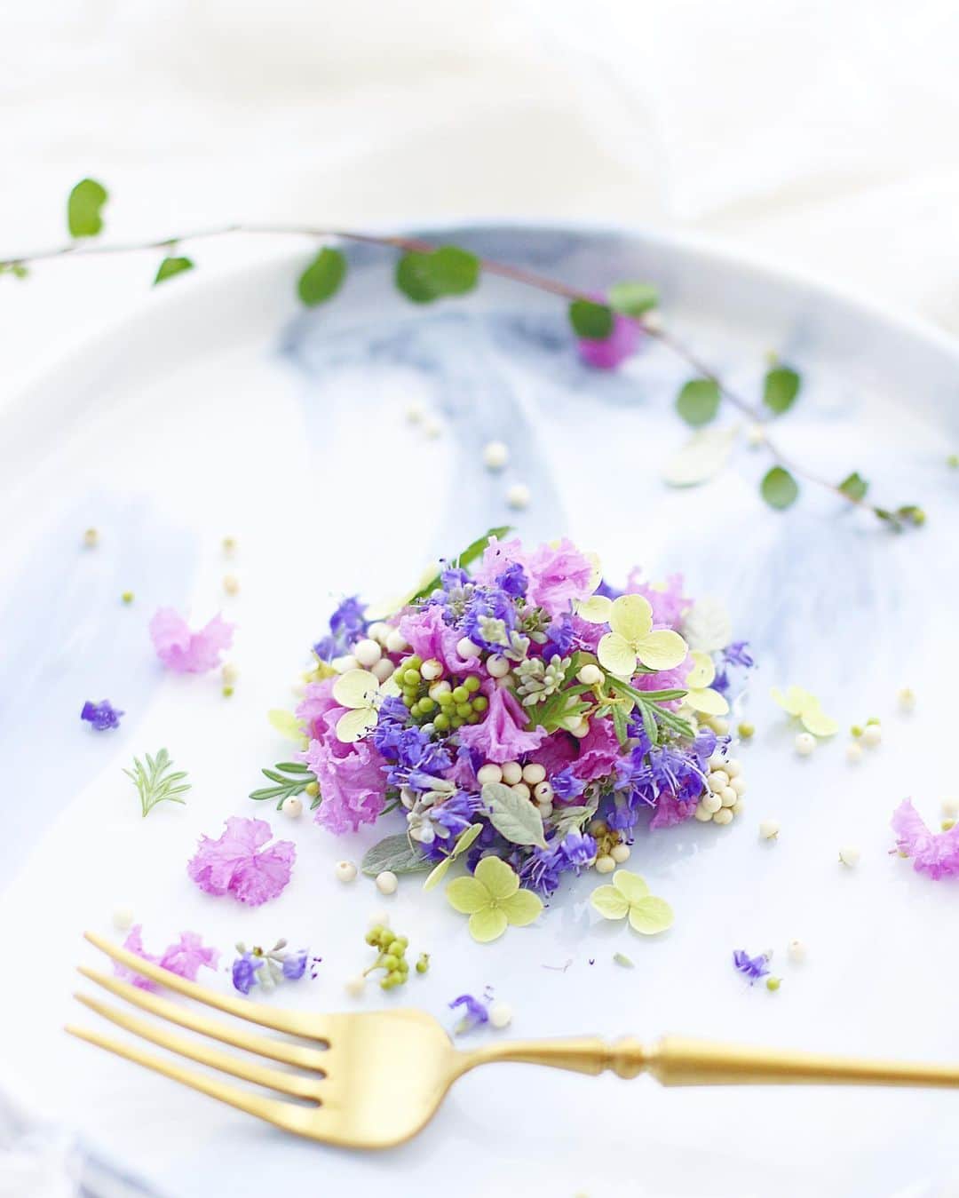 rieさんのインスタグラム写真 - (rieInstagram)「. . 庭花サラダ。 食べられません。 . . . #庭花 #花のある暮らし #花あしらい #gardenflower」9月3日 16時03分 - riecru