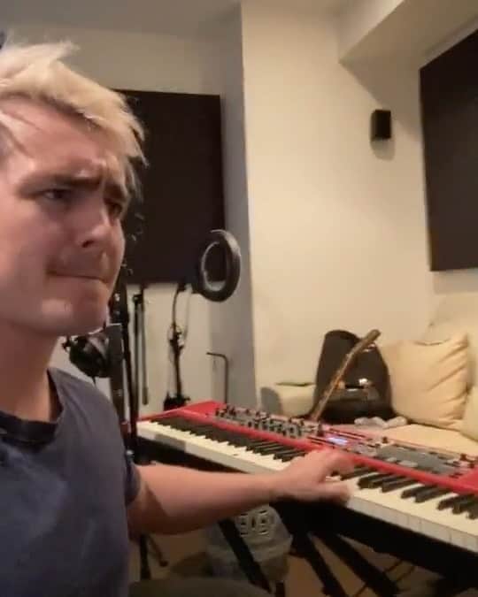 シェパードのインスタグラム：「Coming up with a song idea in 60 seconds.」