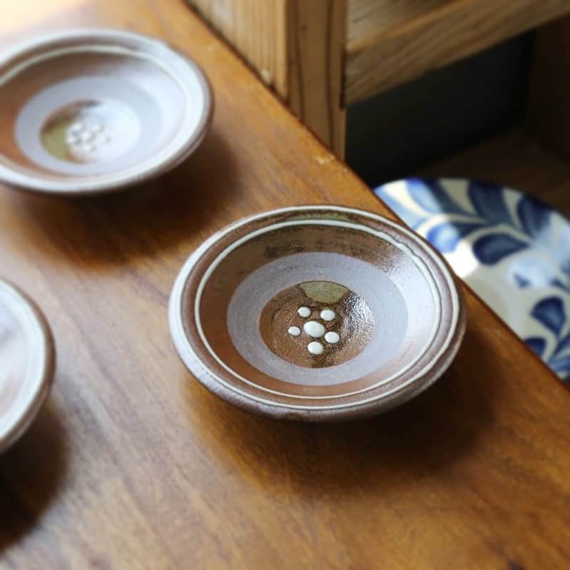 moyaisさんのインスタグラム写真 - (moyaisInstagram)「一度触れてみていただきたい、やちむんの小皿。白い部分はイッチンとよばれる技法で描かれており、凹凸があるため滑り止めとしても機能しています。色にも独特の味わいがあり、使うほどに愛着のわく器です。  #yaora #美しい暮らしの良品  #陶器 #沖縄 #やちむん  #陶器 #うつわ  #暮らし #life」9月3日 16時19分 - yaora.life