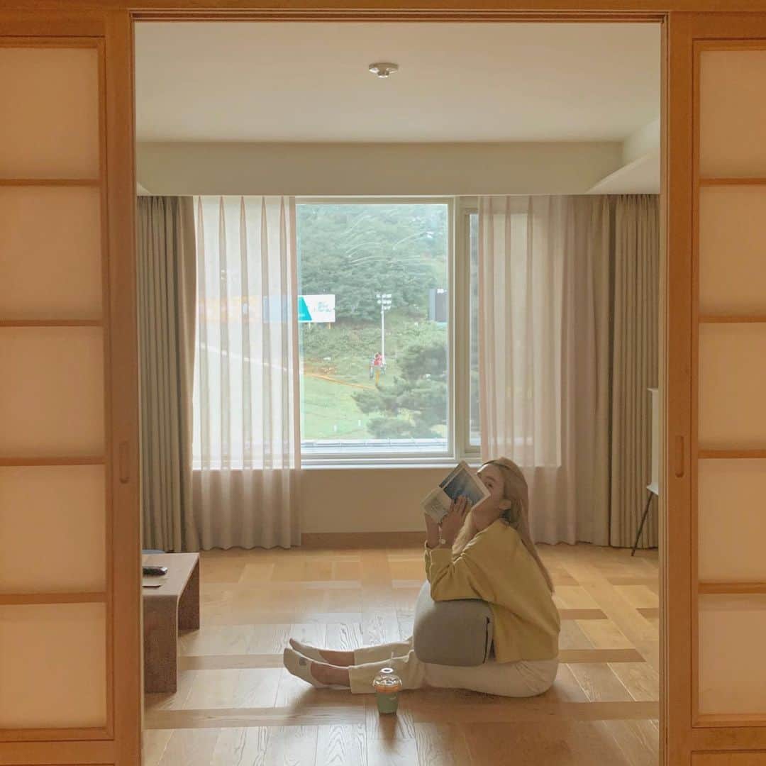 キム・ダヘのインスタグラム：「태풍때문에 걱정했는데 날씨가 너무 좋네...? 그래도 이번에는 숙소에만 쳐박혀있다가야지 😴 앞은 컨셉사진 마지막장 실체」
