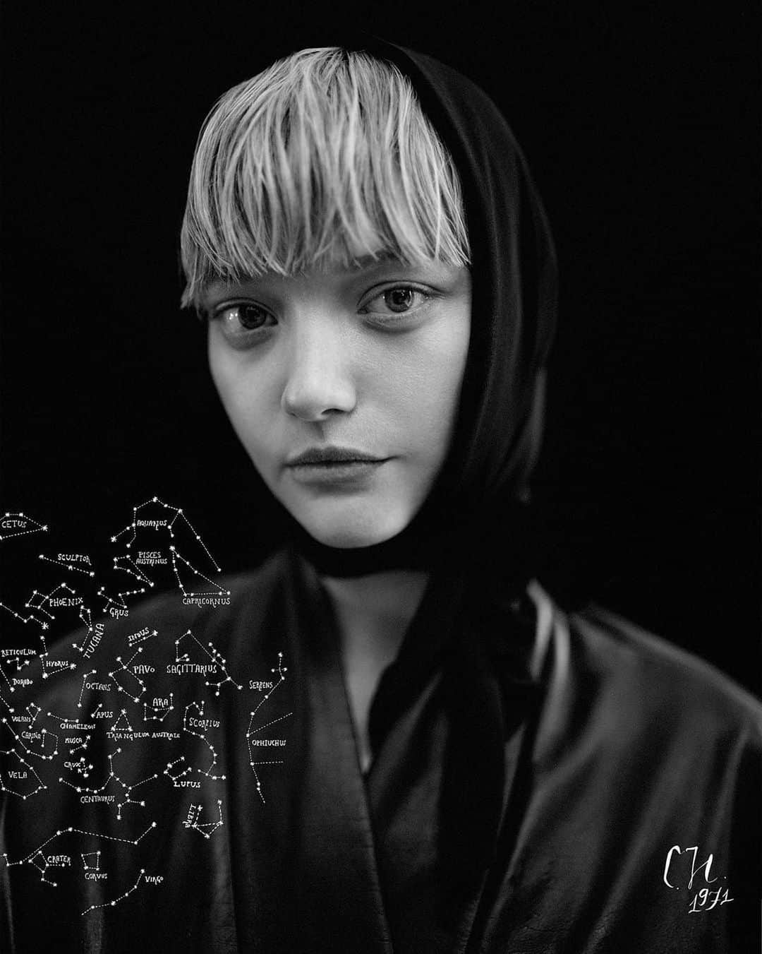 のインスタグラム：「Common Hours @commonhoursofficial Photography @georgesantoni Styling @_sarahstarkey_ Hair @darenborthwick Makeup @lindajefferyesmakeup Art director @volpibruna」
