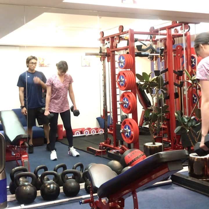 のインスタグラム：「😤 . . たま〜に褒めてくれる。  飴と鞭スタイルのトレーナー！  肩甲骨あたり全て筋肉痛です😨  @asklepios_studio  . . #パーソナルトレーニング #パーソナル #ジム #gym #肉体改造 #ダイエット #diet #training #上半身」
