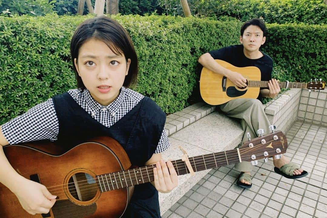 杉原千尋のインスタグラム：「. #アコギ始めました。  #生田竜聖　さんと たまに練習しています。  撮影者の #三上真奈　さんに 「腹立つ顔してる〜🤭」 と、言われました。 ⚠️動画をご覧下さい。  真剣に歌いたかっただけなのに、 真顔で歌おうとしてる自分の顔を 想像すると吹き出してしまった。  何テイクも付き合って下さった 先輩方…大好きです😍😍😍  あ、結局歌の動画はお蔵入りです🙏  #フジテレビアナウンサー #おふざけおじさん #おふざけねえさん #ちうね  要するに  #family」