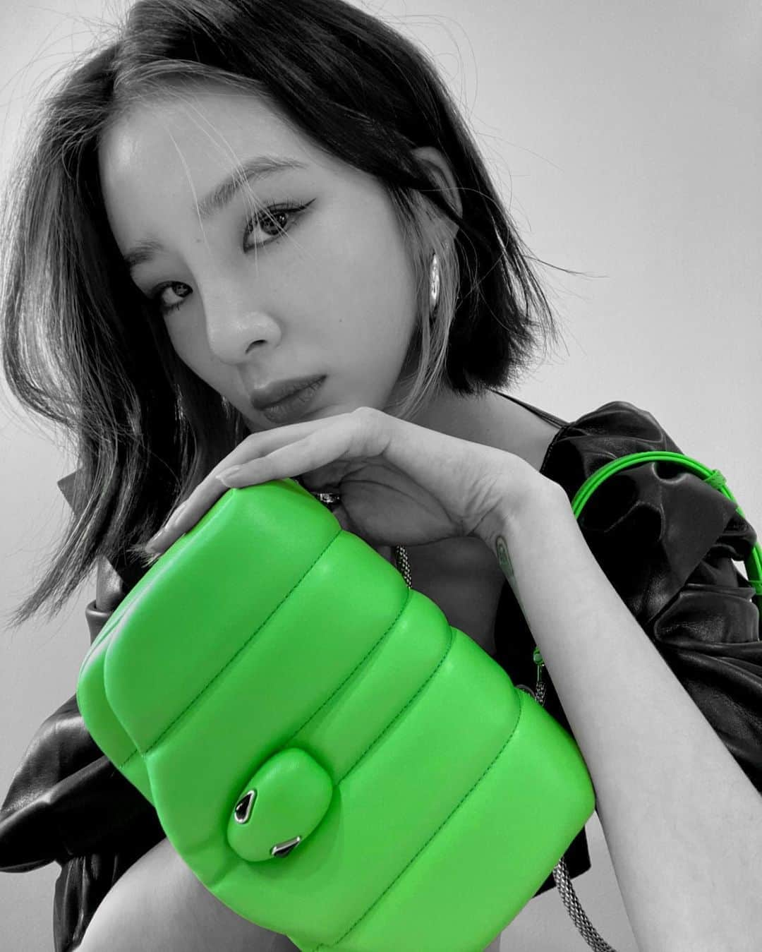 アイリーン・キムさんのインスタグラム写真 - (アイリーン・キムInstagram)「딱 내스타일 Thank you for the gift 💚🐍 #AmbushXBvlgari @ambush_official @bulgari」9月3日 16時26分 - ireneisgood