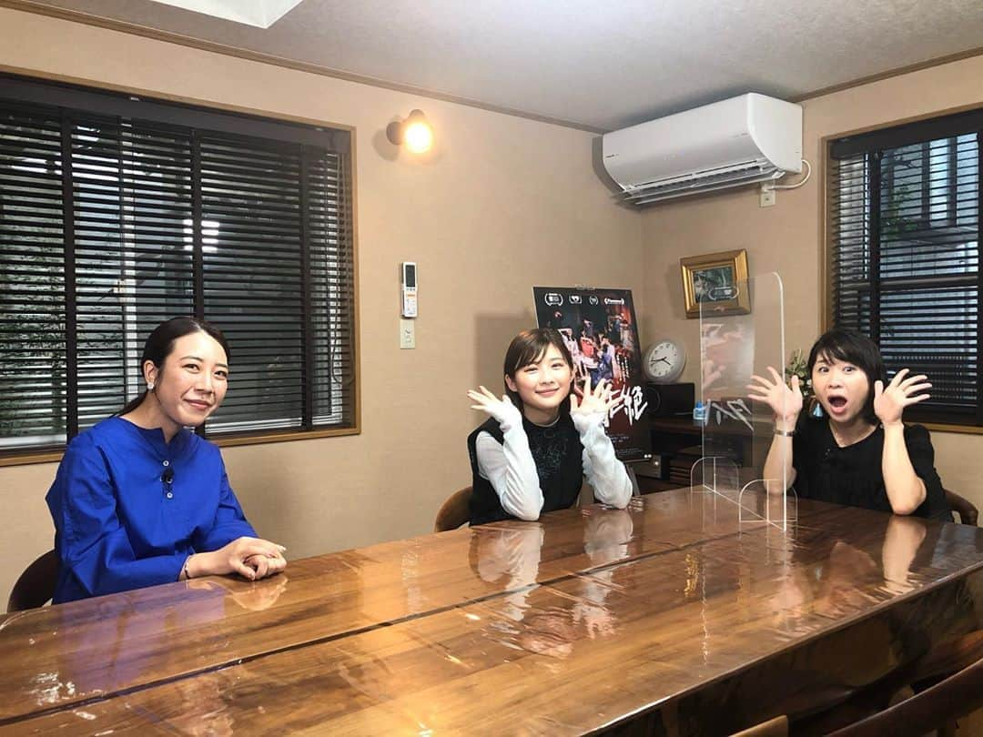 伊藤さとりさんのインスタグラム写真 - (伊藤さとりInstagram)「アクリル板越しの沙莉ちゃんと 山田佳奈監督ー。  好きだなぁ、攻めた映画好きなんだよなぁ。  伊藤沙莉ちゃんの出る映画がやたらとツボ。  セックスワーカーの女の子たちの 心と社会との折り合い。  そして 「女の子はウサギになりたくて、男の子はウサギを追いかける。タヌキは見ない」  という劇中の例えが、ツボ。  タヌキでずーっと生きてきた私には刺さりすぎて ファーストカットの独白に痛快ささえ感じた。  『タイトル、拒絶』1１月公開 東映チャネルとシネマスクエア 「伊藤さとりのシネマの世界」インタビューにて。  #タイトル拒絶 #映画  #セックスワーカー #女の子  #女性 #映画好きな人と繋がりたい  #伊藤沙莉 #山田佳奈監督 #邦画  #日本映画 #おすすめ映画  #インタビュー #映画鑑賞  #伊藤さとりのシネマの世界  #東映チャンネル #シネマクエスト  #映画レビュー #対談 #テレビ番組」9月3日 16時45分 - ito_satori