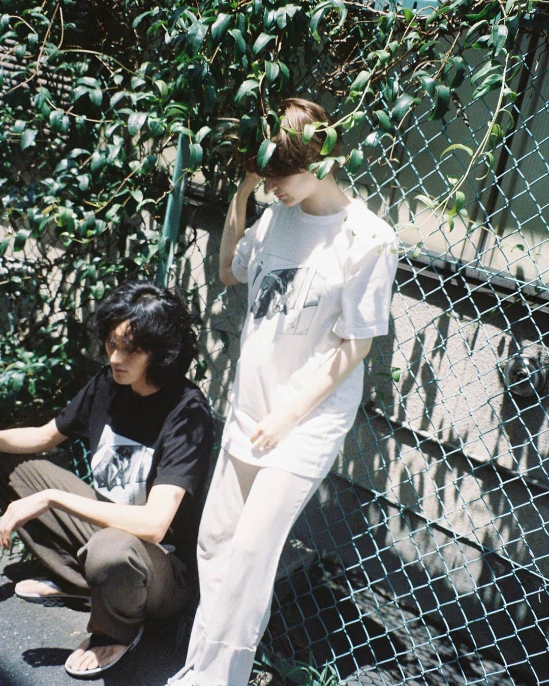 大原海輝のインスタグラム：「ごめんさんとのコラボ「 Until then 」是非、見てください。  『いつか絶対に一緒に作品を作ろうと話した友人』だったり、 『漠然と何かやりたいと言っていた話』 に"きっかけ"や"意味″を作ってしまおうと思います。( ein )で始めた事を次に繋げます〜  これからをお楽しみに！ For @ein_i_am   Design : @gomendayo0  Photo& Producer : @umichan1015  Hair&Make : @guchiii.hm  Model : @sou16_tanaka @leia_selina  Support : @yu_uki333   ( ein ) × ごめん「 Until then 」  クリエイターにとって作ることは、生きる事と等しい。その人がいるからこその物語があり、琴線に響くからこそ意味が生まれる。今回は、ごめんさんの言葉を集めて( ein )として服にしました。  特別な日に着るのも良し、額に入れて飾るのも良し、部屋着にするのも良し！ 皆んなの楽しみ方を服と一緒に #a_idea #アインノアイディア で投稿して下さい。  Ｑ．ごめんさんにとって描くとは何ですか？  Ａ．「 Until then 」  描くという行為は物心ついたときから、私の日常の一部でした。 私は私がからっぽで、何の面白みもない人間だと思うけれど、描いている間はそのからっぽの部分が満たされます。 絵や漫画を描くことは自分を削るようで毎回苦しいけど、それがなくては生きていけないと思うほど、自分を支えているものでもあるのです。  ( aidea : : )   デザインは、前面にごめん氏による「 Until then 」から連想した新作イラストをプリント！ 背面には、ごめん氏によるポップで可愛いタバコのイラストが刺繍されております。  ボディのＴシャツは、メイドインジャパン！ 糸から縫製まで日本で行い純日本製です。」