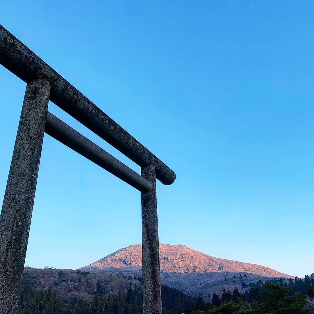 あっくんのインスタグラム：「#名称 #高千穂峰 #shrinename #takachihomine  #場所 #宮崎県 #高原町 #Plase #miyazaki #takaharacho  #御祭神 #霧島東神社御神体 山頂には、ニニギノミコトが降臨したときに峰に突き立てたとされる、青銅製の天逆鉾が立っている。 実は坂本龍馬とおりょうの初の新婚旅行で訪れた地とも言われており、その際に坂本龍馬は #天逆鉾 を引っこ抜いたとか、、、  #神社仏閣 #日本 #日本人 #japan #japanese #日本酒 #酒 #sake #japanesesake #パワースポッチャー」