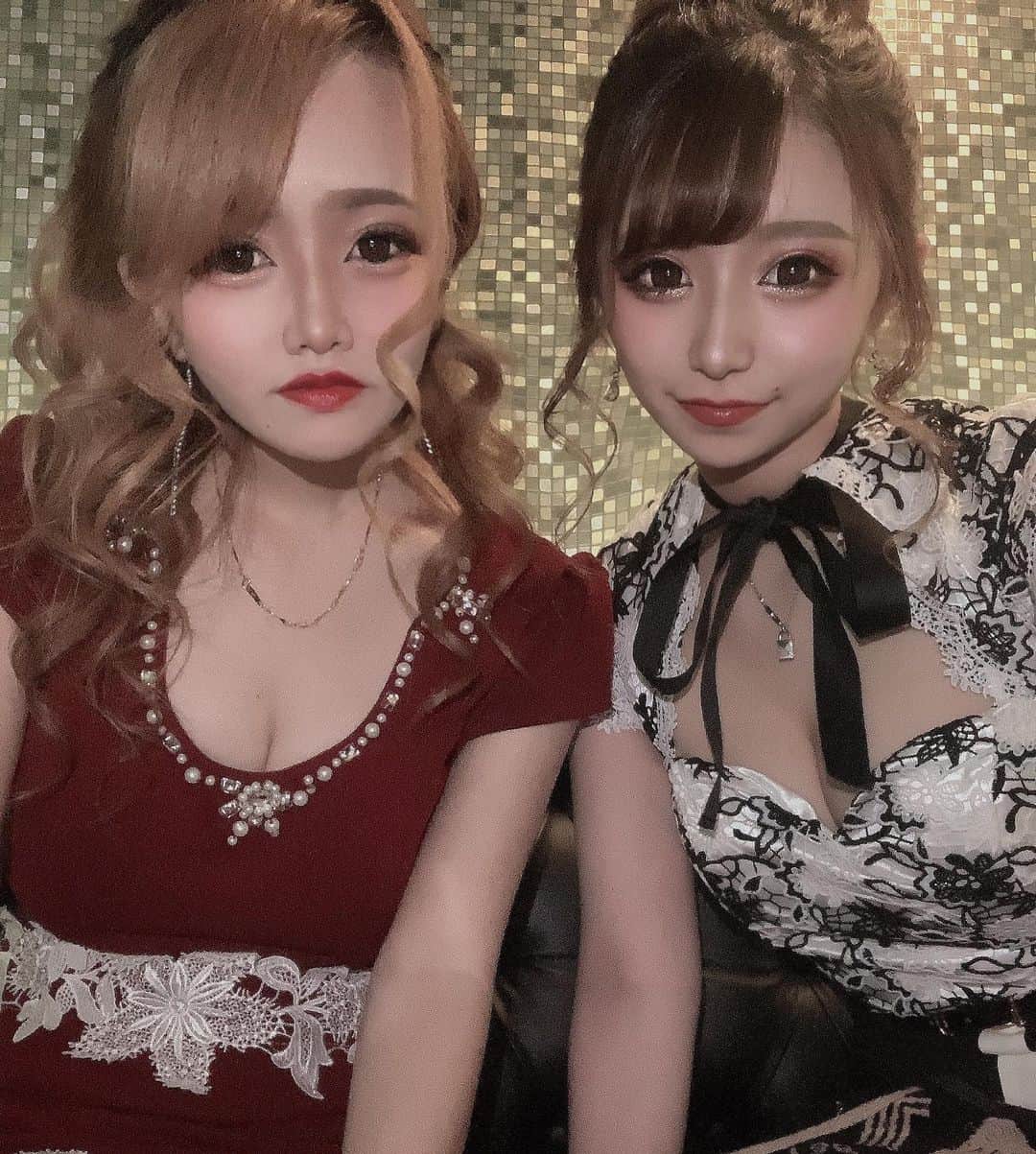 愛瀬ひびきのインスタグラム：「👩‍❤️‍👩👩‍❤️‍👩  . . . . . . . . . .  .  #佐賀#愛敬#福岡#中洲#歌舞伎町#北新地#ミナミ #キャバ嬢#キャバクラ#ラウンジ#クラブ#ヘアセット#ヘアメイク#キャバ嬢ヘアメイク#ドレス#Alice#キャバドレス#シャンパン」