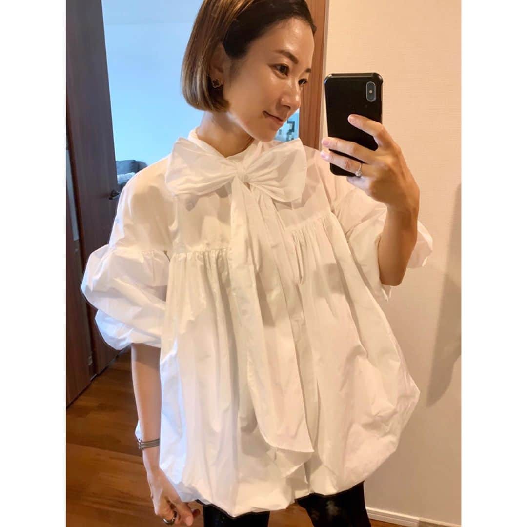 のインスタグラム：「🎀 今日も早速AWのブラウスを。 #リボンバルーンブラウス こちらも阪急で発売します♡ DMでお肌の事を たくさん褒めて頂けて とっても嬉しいです♡ 自分のケアもですが ほとんどは @w_clinic_ のおかげです🧖🏻‍♀️ ↪︎2〜3枚目 まだまだ先ですが 来年春物をチラッと♡ 気分はピンクとイエローです💗💛 #yori_japan  @_y_o_r_i_」