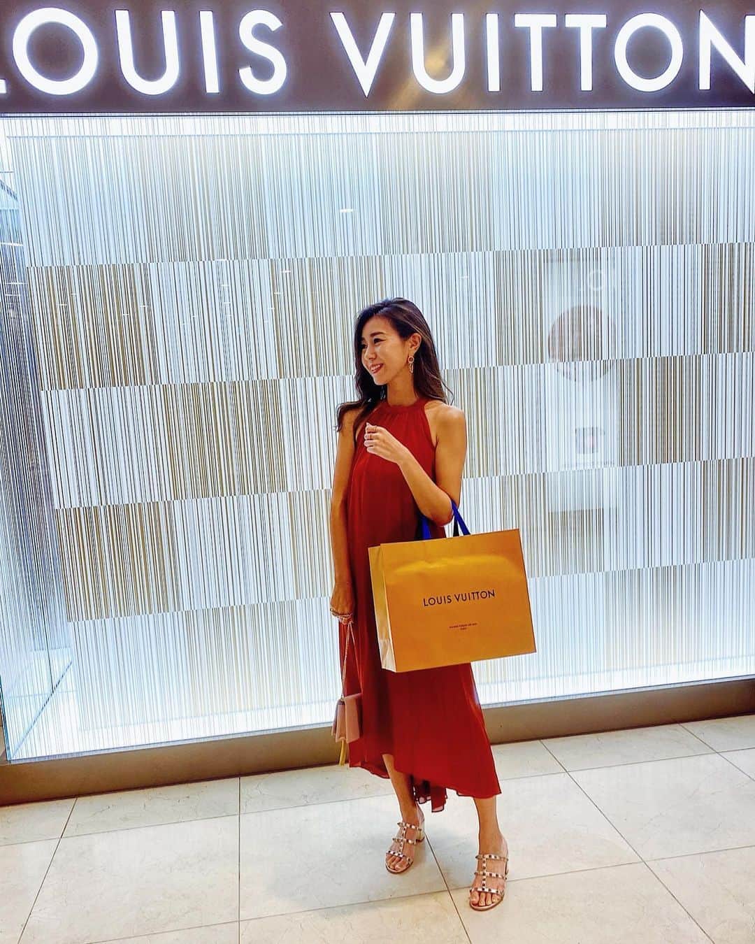 若尾綾香さんのインスタグラム写真 - (若尾綾香Instagram)「☆ 𝚂𝚑𝚘𝚙𝚙𝚒𝚗𝚐☘︎︎ ‾‾‾‾‾‾‾‾‾‾‾‾‾‾ この日のワンピースは @_estella.k_  大人かわいい赤茶のような色で好き💃  one-piece #estellak  shoes #valentino  bag #yevssaintlaurent   #ootd 🍄」9月3日 17時03分 - ayaka_wakao