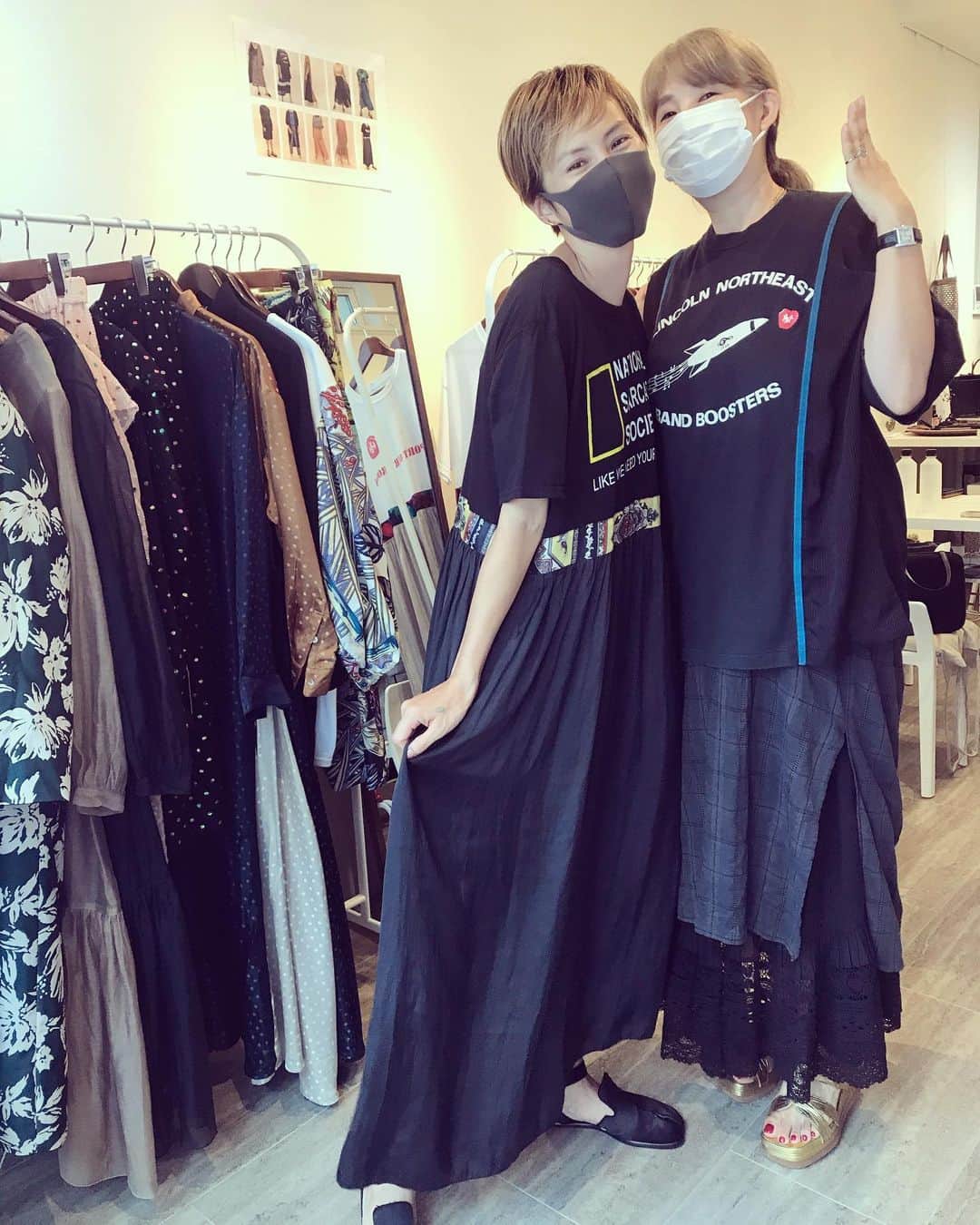 のインスタグラム：「@maisonno.8 の展示会へ。 私が20代の頃からお世話になっている スタイリストの @mihoko_sakai さん♡ 会いたくて会いに行ってきた！ 久しぶりすぎて話し足りない！  私が着用しているリメイクワンピをオーダー。 軽くて着心地よくて一目惚れ😍  【POP UP STORE】 ▪︎9/5(土).6(日) ▪︎11:00~19:00 ▪︎神宮前Gallery 東京都渋谷区神宮前4-6-11 1F」