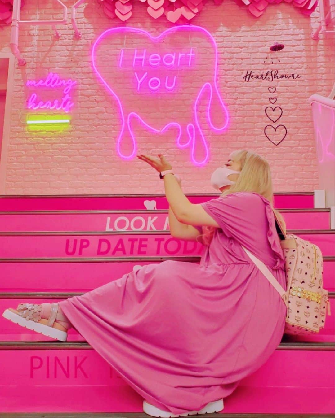 森崎アリスさんのインスタグラム写真 - (森崎アリスInstagram)「🦄💖🎀🦄💖🎀🦄💖🎀🦄💖🎀 . 自由の女神的な🗽ポーズを したかったんだけど なんかよくわからんポーズになった図 . . 次正面載せるね💪💖💖💖 （インスタピンクアップデート中） . . . #インスタ映え #映え #ピンク星人 #pink #fashion #japanesekawaii  #109 #instagood #cute #love #かわいい #instalike #follow #shibuya #かわいいスポット #japan #harajukufashion  #ピンク好きにはたまらない  #ピンク好き #お洒落さんと繋がりたい #今日のファッション # #moriari #ピンク好きすぎる #今日のコーデ #ピンク好きな人と繋がりたい　#moreal」9月3日 17時00分 - morisaki_alice