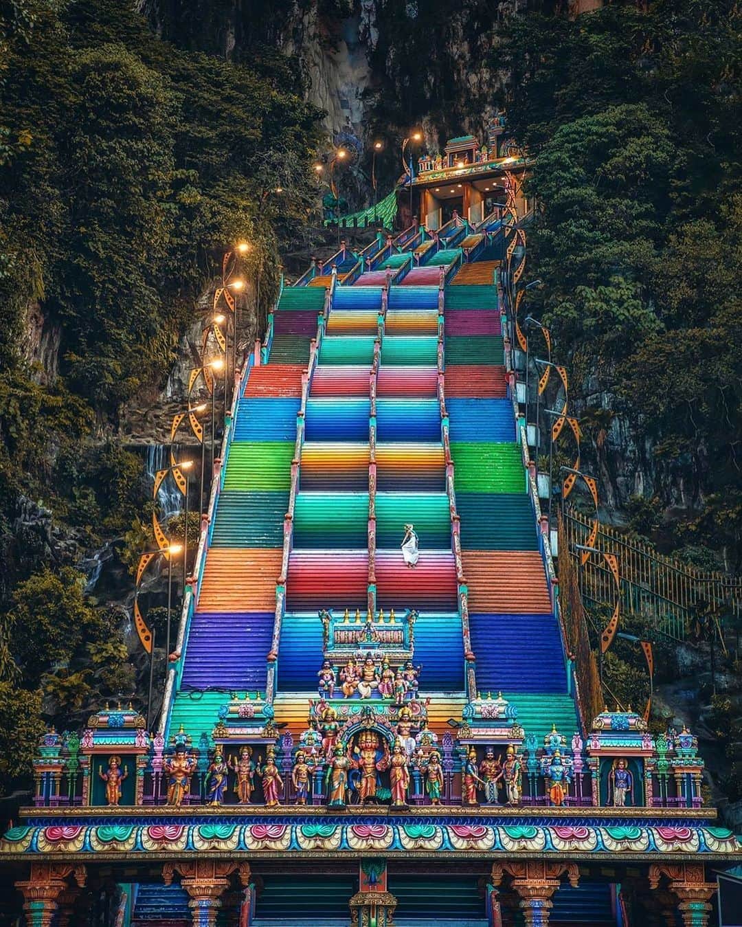 BEAUTIFUL DESTINATIONSさんのインスタグラム写真 - (BEAUTIFUL DESTINATIONSInstagram)「Appreciating the colours of Batu Caves, a limestone hill that has a series of caves and cave temples in Kuala Lumpur, Malaysia. 🇲🇾   This 100-year-old temple features idols and statues erected inside the main caves and around it. Incorporated with interior limestone formations said to be around 400 million years old, the temple is considered an important religious landmark by Hindus. Would you like to visit this temple?  📸 @harimaolee 📍Batu Caves, Kuala Lumpur, Malaysia」9月3日 17時11分 - beautifuldestinations