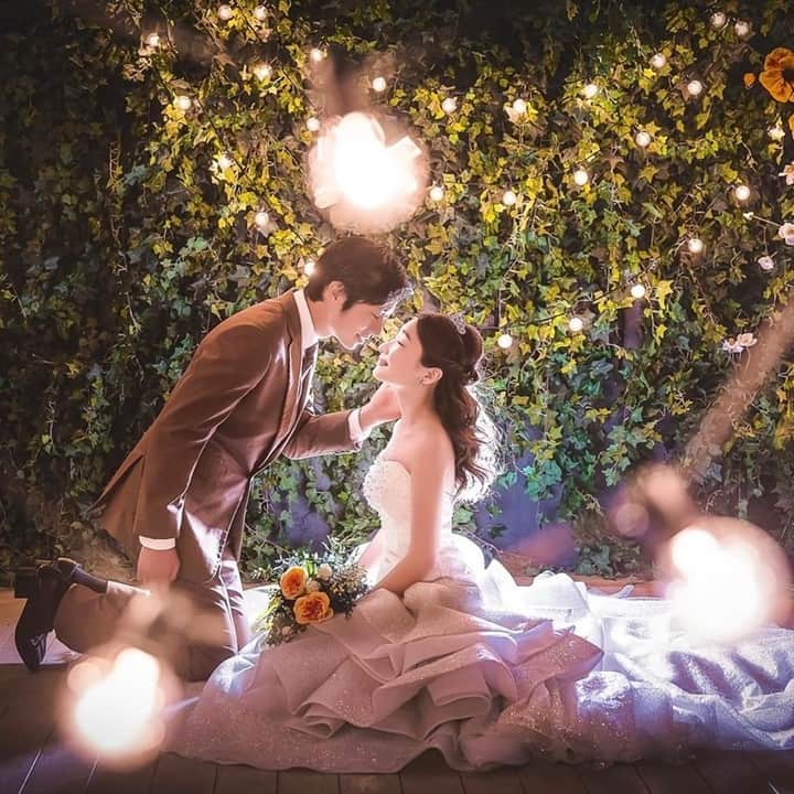 のインスタグラム：「@farny_weddingをフォローして #プラコレ #farnyレポ を付けて投稿してくださいね♥ . :-: :-: :-: :-: :-: :-: :-: :-: :-: 本日紹介したいウェディングフォトは・・・ @mywd_1017 さん♡ . 煌めく空間で、幻想的なワンショットに..♡ まるで映画の中の主人公のような ウェディングフォトを叶えたい方、 ぜひ必見スタジオです✨ ==================== 📷 :𝐁𝐑𝐈𝐃𝐀𝐋 𝐏𝐇𝐎𝐓𝐎 𝐒𝐓𝐔𝐃𝐈𝐎 𝐋𝐔𝐗𝐄 （@photostudioluxe ） ==================== . \\花嫁ライター募集中// @farny_wedding の DMより”Farny 花嫁ライター希望”とお送りくださいね◎ 担当者から折り返しご連絡さしあげます⁂ . \\花嫁アプリ // プロのアドバイザーに結婚式の相談を何度でも♡ ウェディングドレスの記事や、 自分のウェディングレポを残せちゃう♡” . ＞＞＞TOPのURLからcheck ⋈ @placolewedding ＞＞＞結婚のご相談は プラコレウェディングアドバイザーへ♡ @wedding_adviser ＞＞＞ウェディングレポを残したいなら、 farny by プラコレをcheck ✎ @farny_wedding ＞＞＞ウェディングアイデア＆DIYは ドレシーアイデアcheck ❁ @dressy_idea . ┈┈┈┈┈┈┈┈┈┈┈┈┈┈┈┈┈┈┈ #プレ花嫁 #卒花嫁 #結婚準備 #結婚式 #結婚式場 #当日レポ #撮影指示書 #weddingtbt #ウェディングフォト #ブライダルフェア #卒花しました #farnyレポ #前撮り #2020秋婚 #2020冬婚 #挙式 #令和花嫁 #全国のプレ花嫁さんと繋がりたい #韓国花嫁 #韓国フォト #スタジオリュクス #リュクス花嫁 #おしゃれ花嫁 #ガーランドライト #ナイトウェディング」