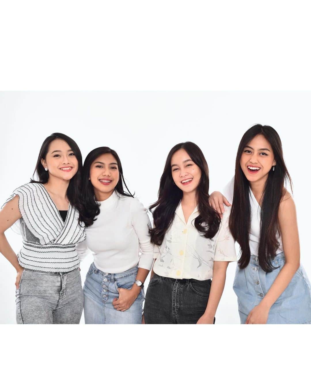 ロナ・アングラエニのインスタグラム：「Ga berasa udah 3 tahun bareng mereka. Banyak hal senang & hal sedih yg udah kita lewatin bareng. Kita sering berbagi cerita hidup & mengkhayal masa depan bareng. Kadang ngambek2an, kadang saling julid, kadang juga cuek. Tapi kalo salah satu ada masalah & sedih, pasti yg lain langsung turun tangan. Udah kayak sister banget yaaa💕 Gw emang cuek & denial, tapi kali ini gw akuin gw sayang banget sama kalian 🤭 Wish gw, semoga persahabatan kita bisa sampe nenek2 yaaa🙏 Happy 3rd anniversary JKT48 Acoustic🥳 Dannnn terima kasih juga buat semua orang yg berperan penting & selalu mendukung kami selama ini, fans, JOT, & temen2 member🤗😘  #sp3cialcoustic #sp3cialcoustic #sp3cialcoustic  #jkt48acoustic #jkt48acoustic #jkt48acoustic」