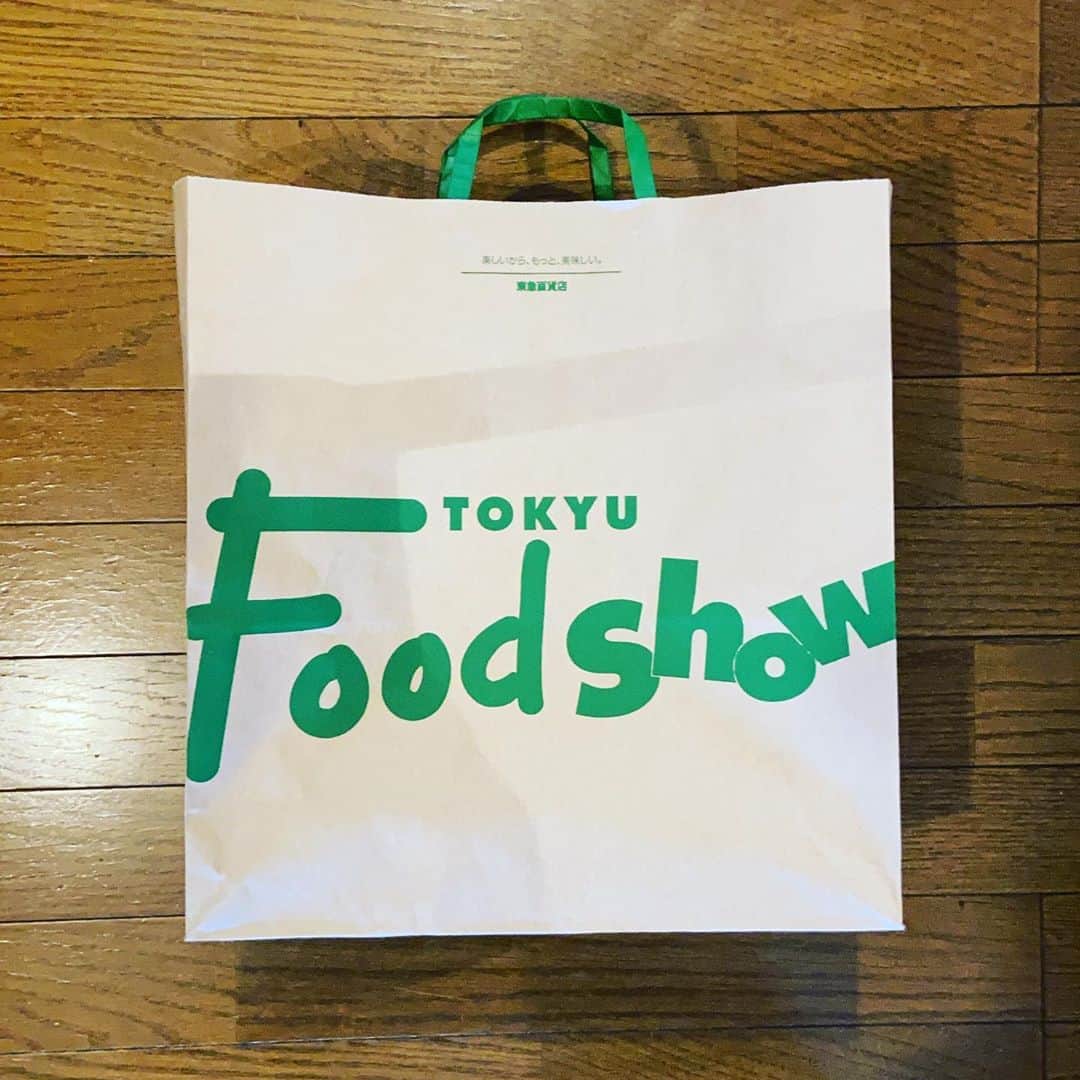 KEN KAGAMIさんのインスタグラム写真 - (KEN KAGAMIInstagram)「東急FOOD SHOWの紙袋大好き このデザインと色目のままキャンバスのトートバッグ出してくれないかな？」9月3日 17時07分 - kenkagami