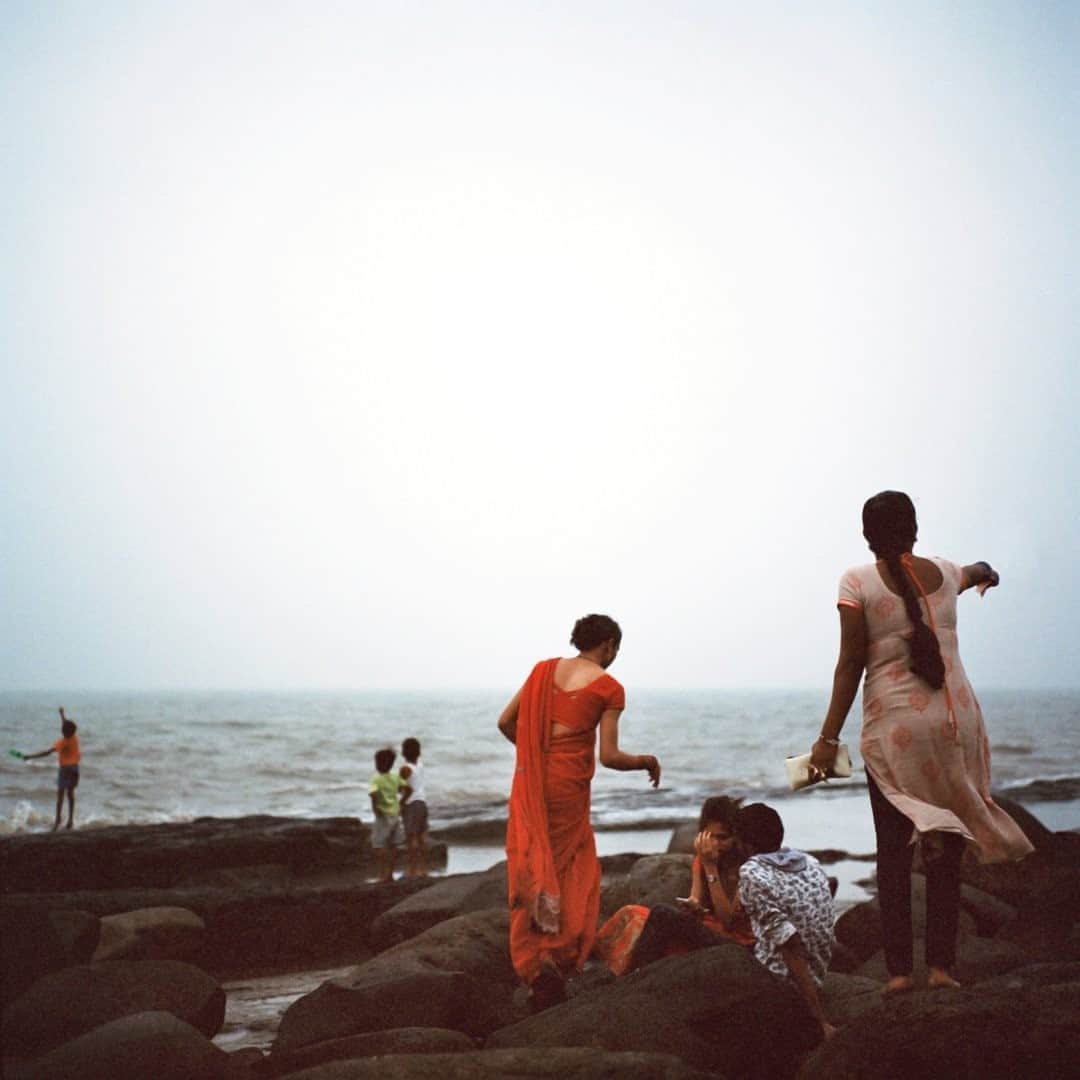 National Geographic Travelさんのインスタグラム写真 - (National Geographic TravelInstagram)「Photo by @sarahyltonphoto  Scenes from the Bandstand area in Mumbai, India. This is one of my favorite walks along the Arabian Sea, basking in the humid air and ocean breeze with families escaping the rush of the city. For more travel stories follow me @sarahyltonphoto. #Mumbai #India #Bandstand」9月3日 17時08分 - natgeotravel
