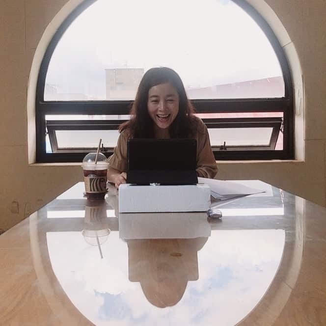 ソ・ヨンヒのインスタグラム：「오늘은 화상미팅💻 코로나로 집에 사람이 너무 많네요ㅜ 고민끝에 먼지 가득한 창고에서 진행했는데 의외로 아늑한느낌에 앞으로 대본연습은 요기서^^ 가끔 와인도 마셔야지ㅋ #코로나시대 #감독님과슬리퍼신고컨셉회의 #빨리만나도싶어요 #코로나에모두힘내세요」
