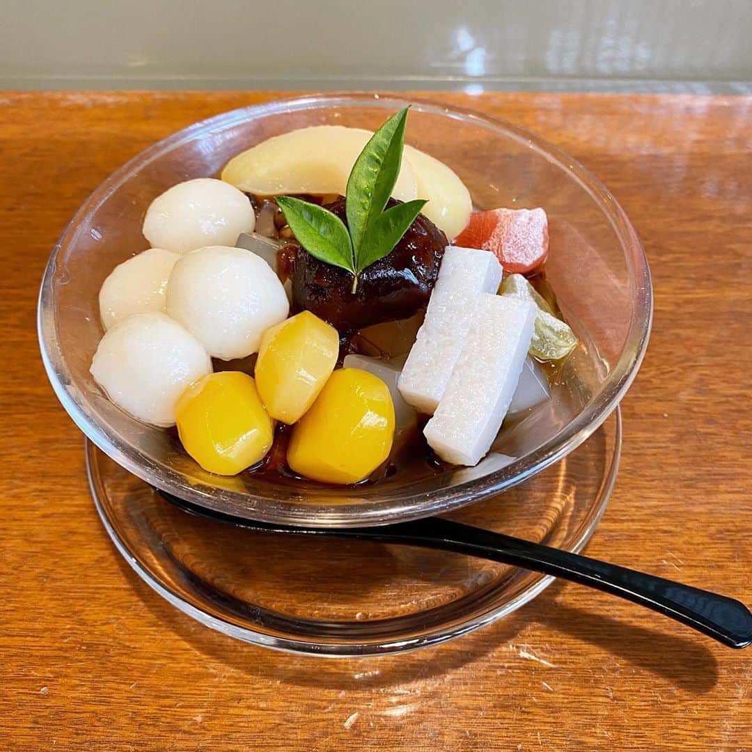 畑亜貴さんのインスタグラム写真 - (畑亜貴Instagram)「そうだ、好きなもにゅもにゅの記録を残していこう🤩  白玉求肥くず餅で、もにゅもにゅ天国な船橋屋あんみつ大好物です。 #アキハタもにゅもにゅ愛」9月3日 17時09分 - akihata.jp
