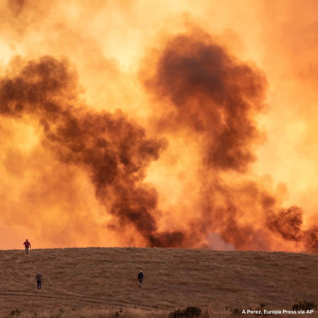 ABC Newsさんのインスタグラム写真 - (ABC NewsInstagram)「Wildfires advance in Almonaster la Real in Huelva, Spain. #wildfire #spain」9月3日 17時09分 - abcnews