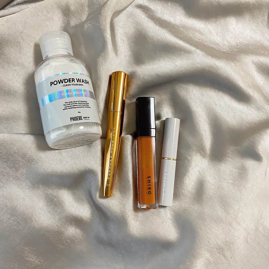 古南 祐佳のインスタグラム：「. お気に入りアイテムたち🕴♡ . 左から @phoebe_beautyup から新しく出た粉の洗顔、パウダーウォッシュ🐒 肌が滑らかになって酵素やけど毎日出来るようにも作られてて敏感肌の人にも最高なやつ🧏‍♀️💓 @uzu_byflowfushi のマスカラ、色はコッパーて名前で明るめのブラウン🤎 @shiro_japan のエッセンスリップオイルカラー04番、1本でもしっかりオレンジ発色🍊 マスク生活でも使ったりするからもう半分くらい使っちゃってる😌 @toonecosmetics のペタルエッセンスリップ209番、誕生日に貰った💄 今回は重ね付けしたくて最初に塗った😋 . 巷で話題の粉の洗顔とやら、泡立ちとか不安やったけどいつも使う洗顔ネットとかで簡単に泡立つし潤い感じるしもっと使い続ける🥰 . . #フィービービューティーアップ #パウダーウォッシュ #酵素洗顔 #phoebebeautyup  #uzu #motemascara #shiro #エッセンスリップオイルカラー  #toone #toonecosmetics #ペタルエッセンスリップ」