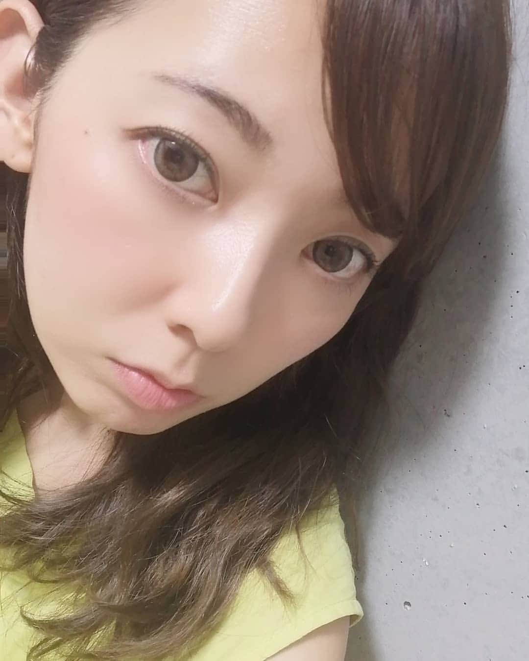 杉山由紀子のインスタグラム：「♥️make recipe♥️ * この時のアイシャドウ&チークは【  ピーチ 】✨✨ 今日発売です(^-^)✨ * 目に深みが出るのに、かわいらしい雰囲気に✨✨ * アイライナーは同じ茶系の【ノワール】を使ってます✨ * マスカラは必ず下地と一緒に使ってます✨ * * * * #artistry #artistryjapan #artistrystudio #make #アイメイク #アイシャドー #チーク #アイライナー #eye #cheek #new #上海エディション #shanghai #上海 #チャイボーグメイク」