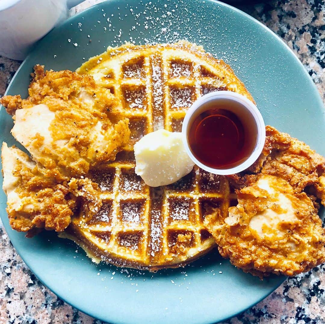 オリビア・タイのインスタグラム：「How many have you tasted? Which one is your favorite?  1. US - Chicken & Waffles 2. Taiwan - Fresh boba 3. France - Macaron 4. Japan - Omakase 5. Cuba - Media Noche 6. Hong Kong - Dim Sum 7. Brazil - Pão de Queijo 8. Thailand - Panang Curry 9. India - Chicken Makhani 10. Italy - Gnocchi」