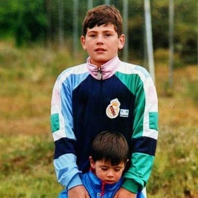 イケル・カシージャスさんのインスタグラム写真 - (イケル・カシージャスInstagram)「#tbt del año 1991 en Rascafria (Madrid) con mi hermano.  La marca y el diseño del chandal es tan antigua que sólo los mayores y forofos al @realmadrid la recordarán. #felizjueves😘」9月3日 17時15分 - ikercasillas