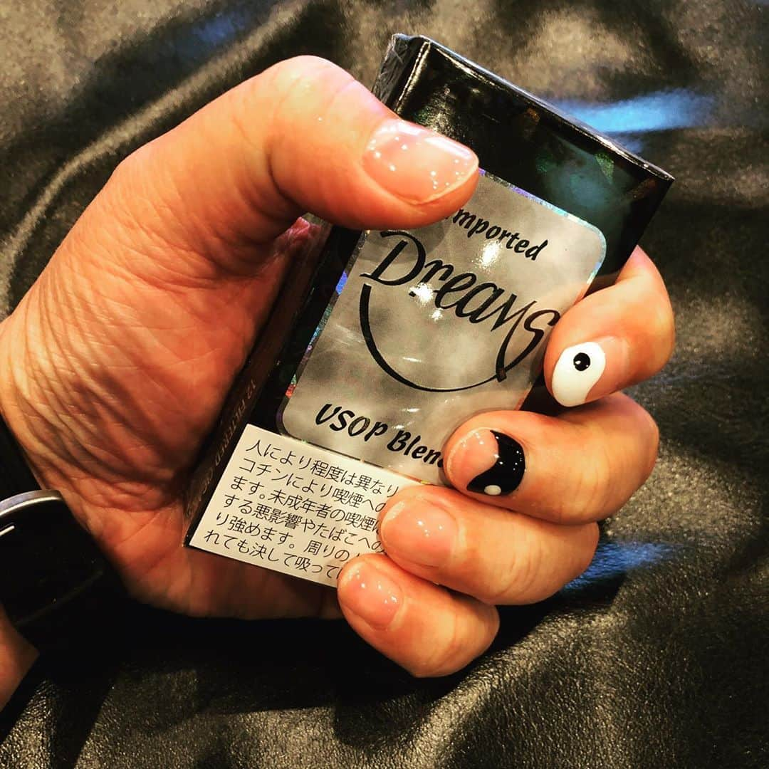 ウェイジーのインスタグラム：「weizhi#zhouchengshi#cigar#cigarette#cigarsmoker#dreams#vsop#lifestyle#mensworld#mensnails#fashion#yinyang#onmyoji#china#ドリームス#リトルシガー#コニャック#葉巻#陰陽#🌝🌚#⚪️⚫️」