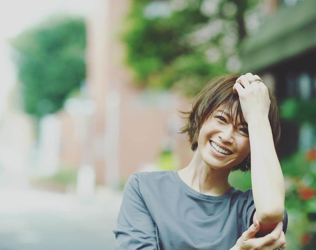 畑野ひろ子のインスタグラム：「@story_love40  10月号の撮影の一コマ。 photographer 須藤敬一」