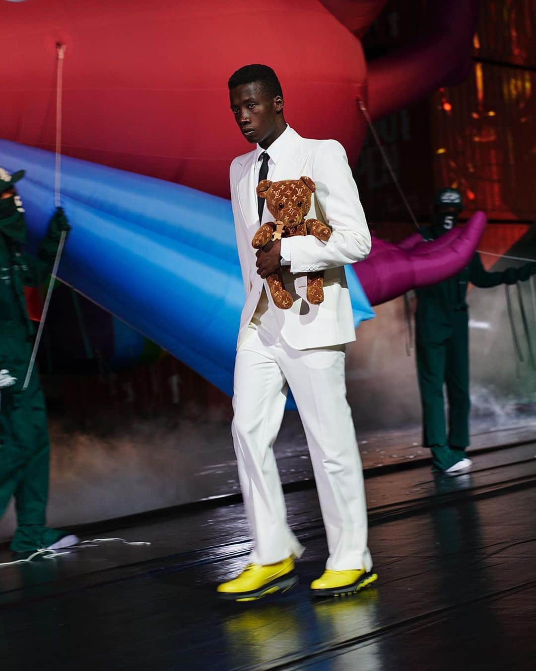 のインスタグラム：「#LVMenSS21 Teddy bear-inspired. A selection of looks from @VirgilAbloh’s latest #LouisVuitton collection. See more from the show in Tokyo at via link in bio.」