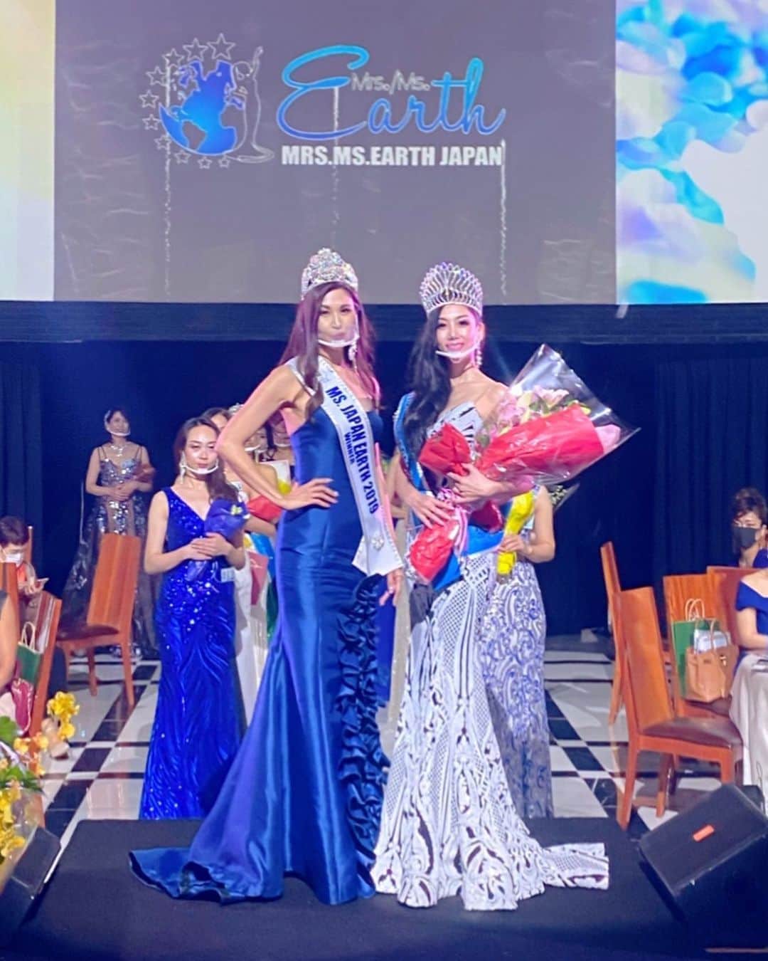 のインスタグラム：「『Mrs.Ms.Earth Japan 2019』グランプリでありずっと前から仲良しなやっちゃんからティアラを贈呈していただきました✨  2019年の大会が終わってから2020年の大会までの期間中はこの瞬間を想い描きながら愉しく日々を過ごし、様々な形で美しく輝くお友達と時間を共有する事により諦めずに目標を達成出来たのだと感じております❤️  今大会でも愛情深くコンテスタント達に御指導御鞭撻をくださったナショナルディレクターへは感謝の気持ちでいっぱいです💓💓💓  心よりありがとうございました💖  皆様からの温かい励ましの御言葉を胸に抱き次は世界大会へチャレンジする所存で御座いますので今後とも応援宜しくお願い致します💋  @natura.namba @natura.chuchu @natura_shop18  #mrsmsearthjapan  #ミセスミズアースジャパン #近畿エリア #近畿大会 #株式会社ワールド #マダムエツコ #wacoms #美eautywave  #ビューティーマインド #t＿concepshon #tcb #東京中央美容外科 #東京中央美容外科梅田院 #ドクタービーバー #ビーバー先生 #美と幸せを追求 #素敵な院長 #gall_gion #東京バイオテクノロジービューティ #ドットイー #eye活 #Natura #ナトゥーラ #SAQHA #CELLSERUM」