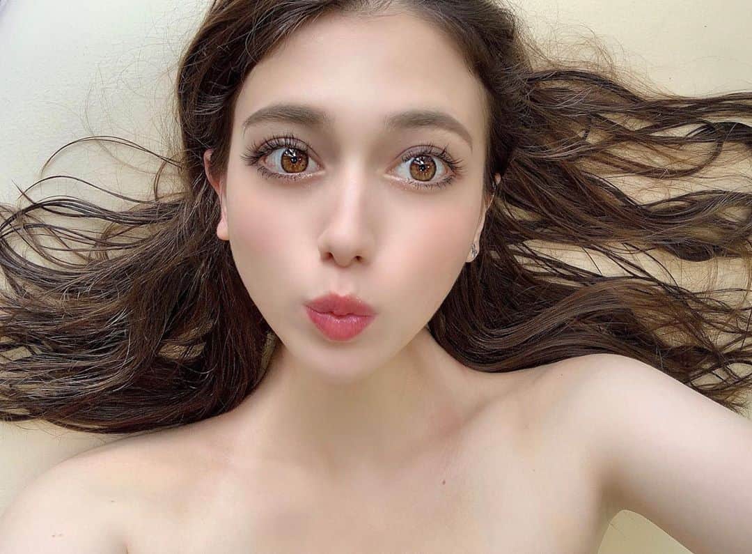 アシュリー千帆さんのインスタグラム写真 - (アシュリー千帆Instagram)「. 毎日髪型迷子。 . 前髪あった頃はアレンジしまくってたのに 巻いても取れるし いじける☹️☹️ . 肩の日焼けもダサダサちゃん。 . しかも水着ではなくスポブラやけ🤣 . . .」9月3日 17時25分 - ashli_ch