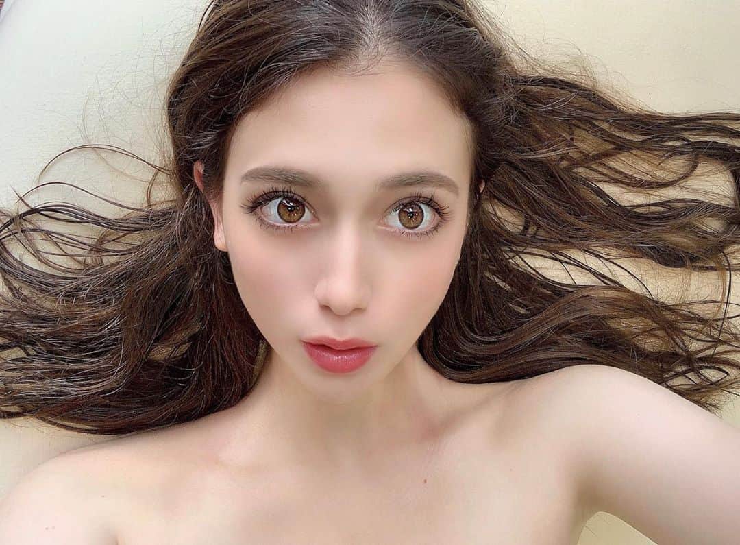 のインスタグラム：「. 毎日髪型迷子。 . 前髪あった頃はアレンジしまくってたのに 巻いても取れるし いじける☹️☹️ . 肩の日焼けもダサダサちゃん。 . しかも水着ではなくスポブラやけ🤣 . . .」