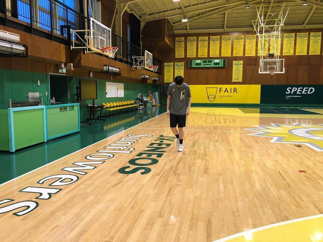 渡嘉敷来夢さんのインスタグラム写真 - (渡嘉敷来夢Instagram)「何をしてるでしょう🤔🤔  #ENEOS ⛽️🏀 #Sunflowers 🌻🏀 #asics 👟🏀 #渡嘉敷来夢」9月3日 17時26分 - tokashiki_10